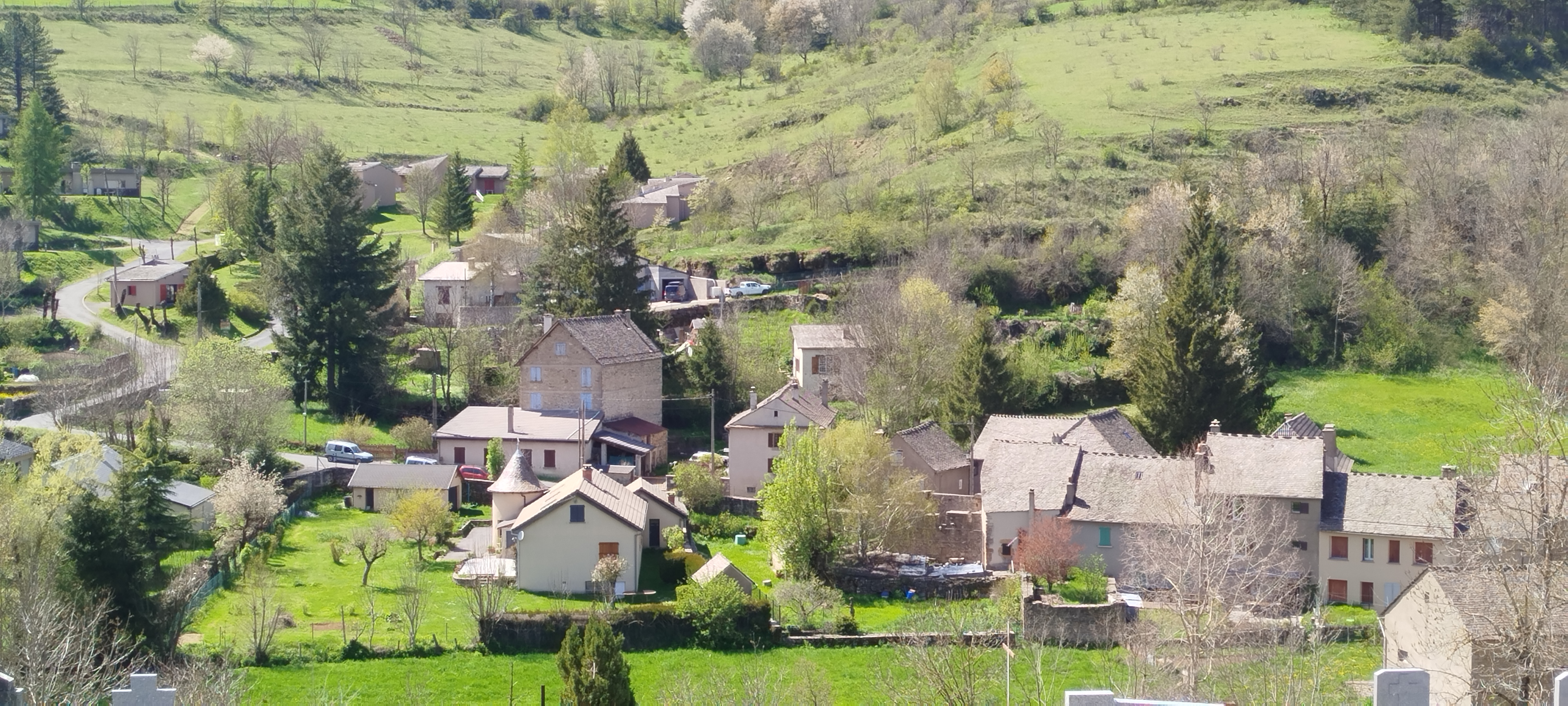 Le Bleymard - Mont Lozère et Goulet, vue sur une partie du village, la route du Mont Lozère vue de la colline d'en face.